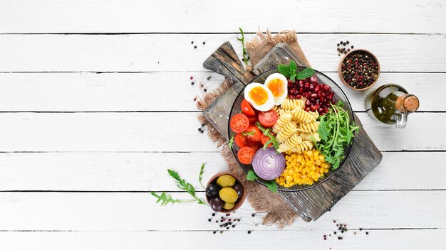 Miska z kolorowym daniem